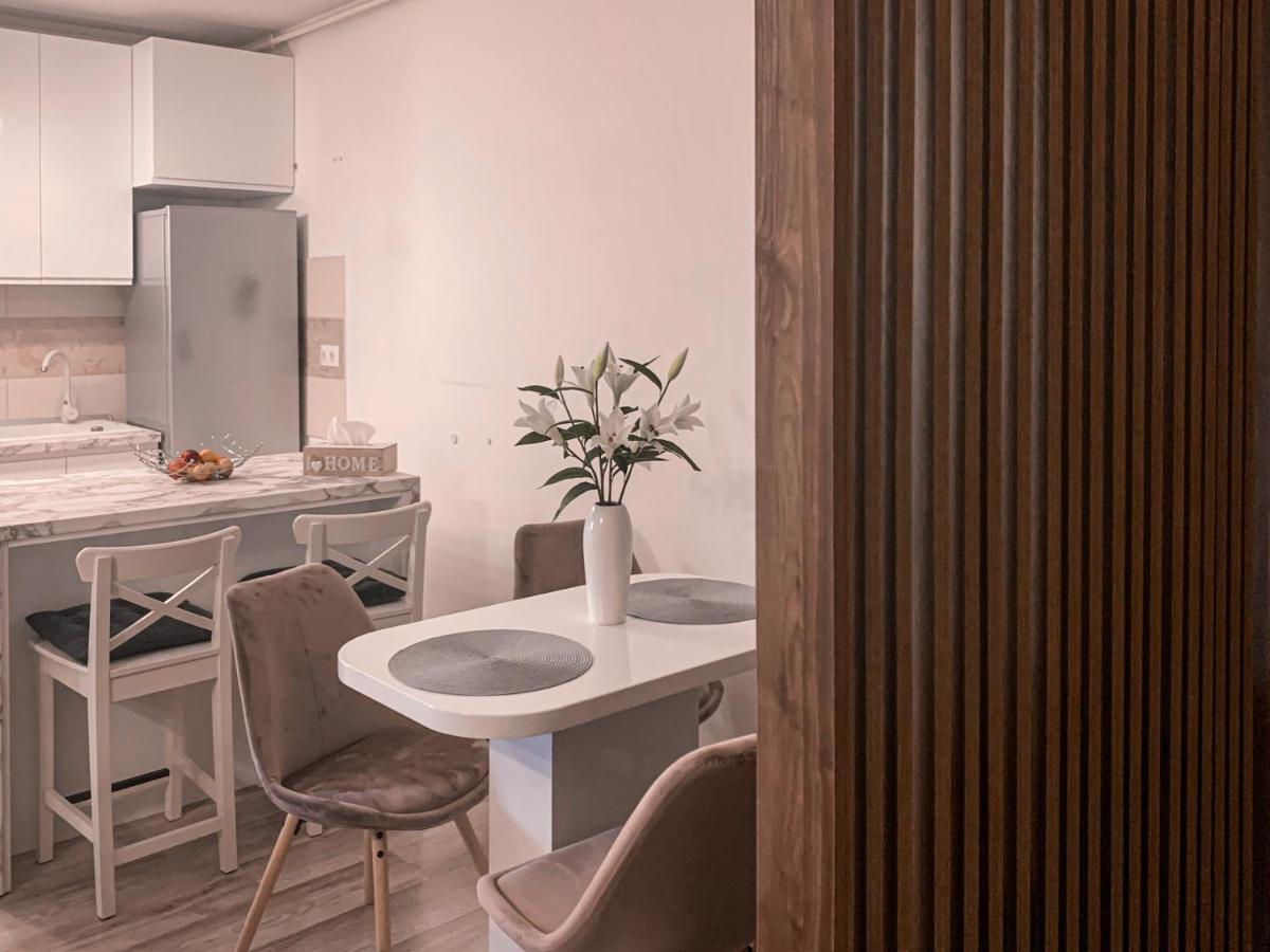 Apartment 2 Rooms Luxury Bukarest Exteriör bild
