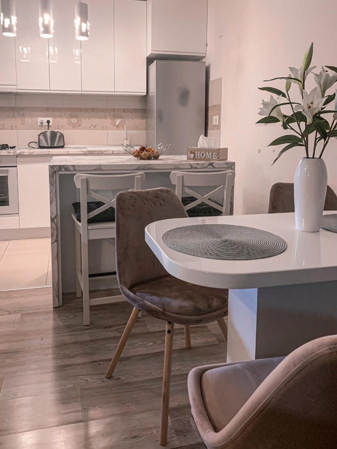 Apartment 2 Rooms Luxury Bukarest Exteriör bild