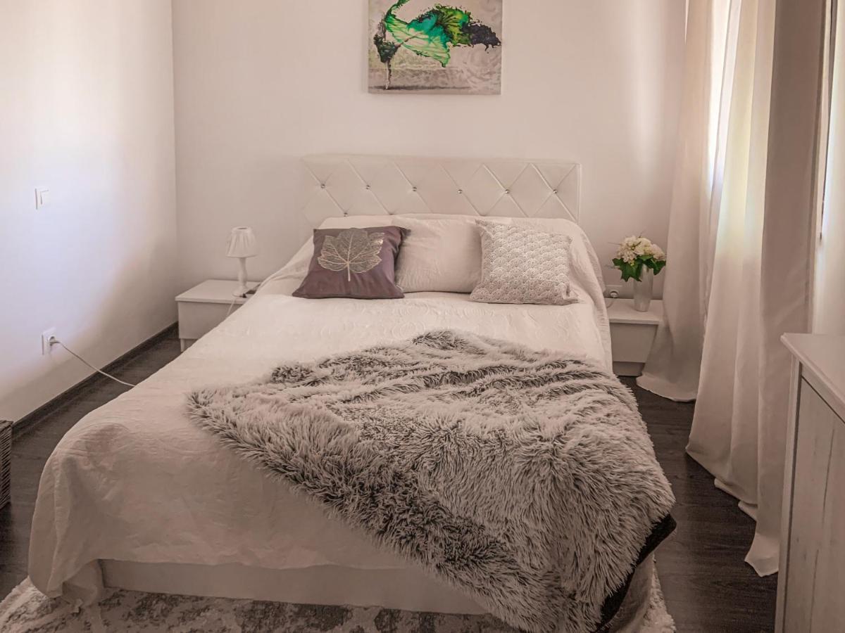 Apartment 2 Rooms Luxury Bukarest Exteriör bild