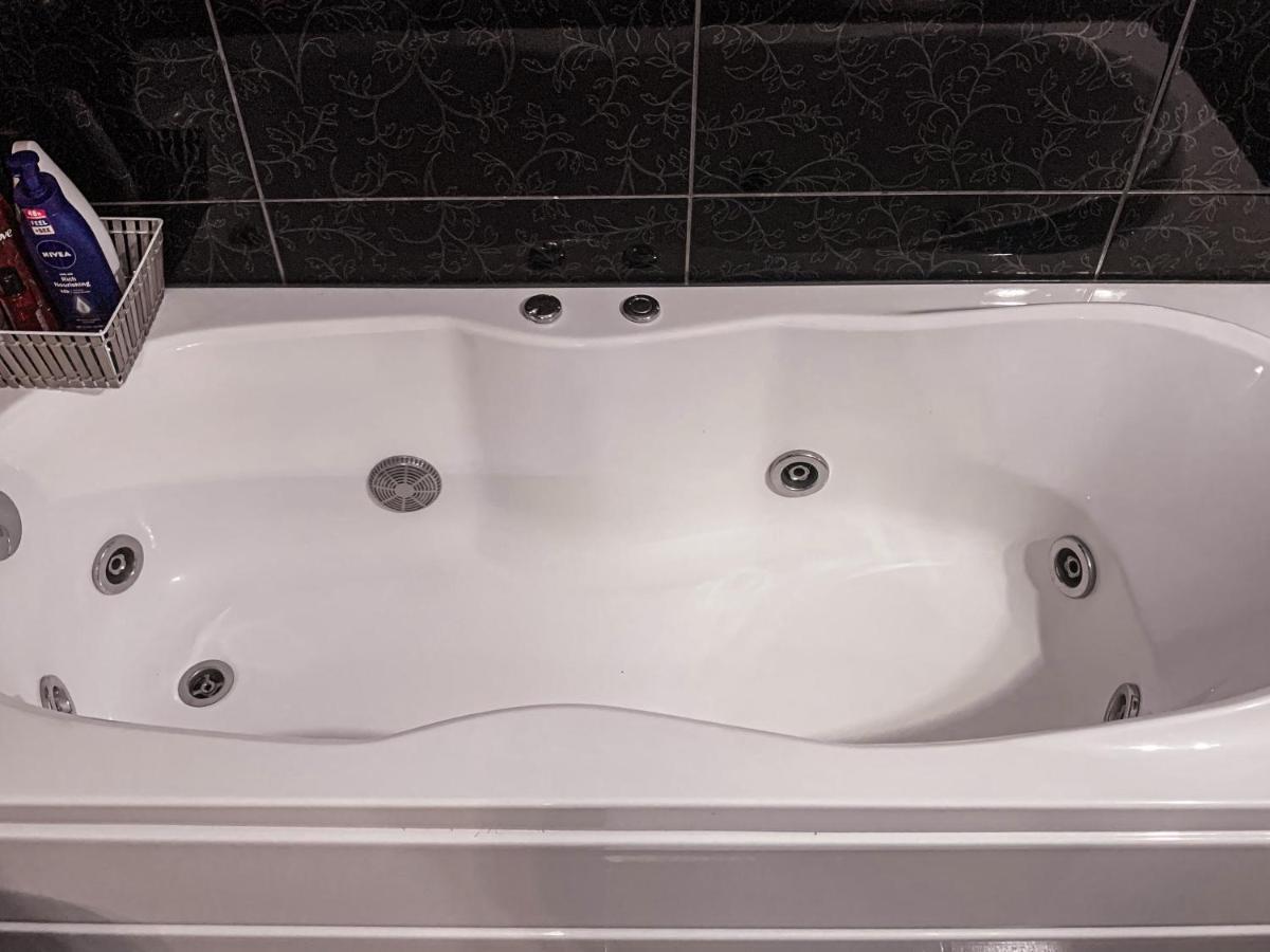 Apartment 2 Rooms Luxury Bukarest Exteriör bild